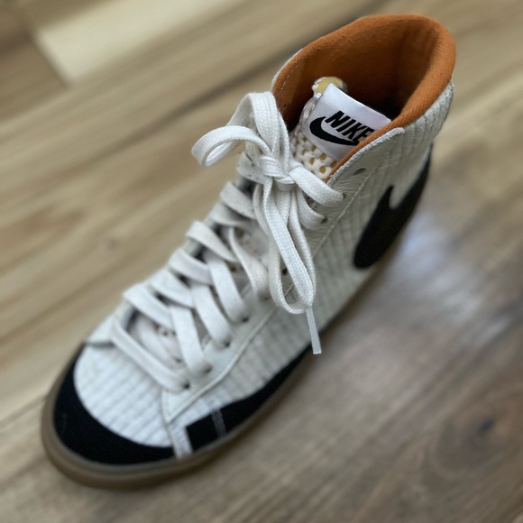 Women’s high top Nike sneakers. - Picture 4 of 7